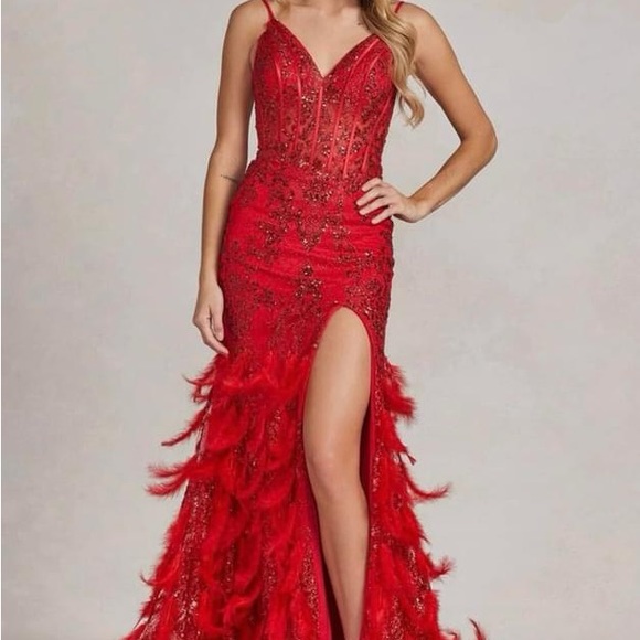 Size Small, fits like a 4. Very good condition, wore for 2 hours. $250 obo - Picture 2 of 3